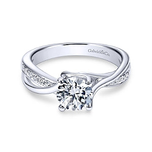 White 14 Karat Traditional Ring Size 6.5